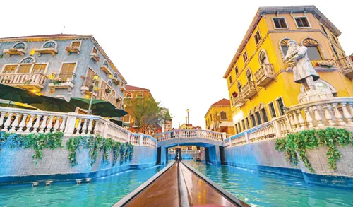 قناة البندقية وقارب جندول في المنطقة الإيطالية ببوليفارد ورلد، فعاليات السعودية موسم الرياض / Venetian canal gondola in Boulevard World Italian zone — Saudi events, Riyadh Season