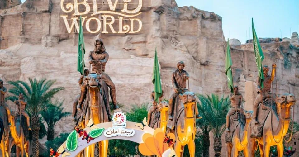 مدخل بوليفارد ورلد والصخرة المضيئة، فعاليات السعودية موسم الرياض / Boulevard World entrance gate and lit rock — Saudi events, Riyadh Season