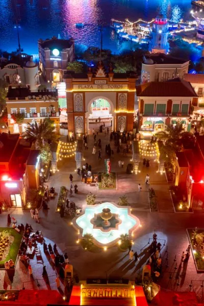 الساحة الليلية في بوليفارد ورلد من الأعلى، فعاليات السعودية / Boulevard World night plaza overhead — Saudi events