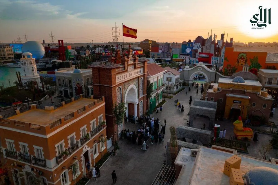 الساحة الإسبانية عند الغروب في بوليفارد ورلد، فعاليات السعودية موسم الرياض / Spain plaza at sunset with flag at Boulevard World — Saudi events, Riyadh Season