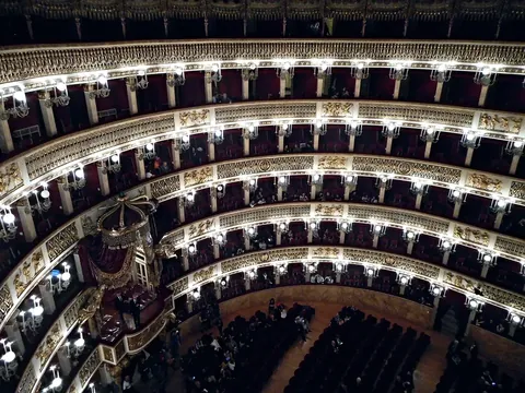 Horseshoe theater with several balcony tiers