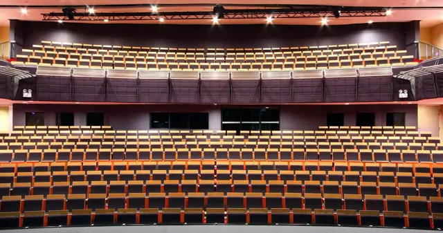 La Salle College of the Arts — سنغافورة، سنغافورة — Flame 13107 — كراسي قاعات من بوكس تيك